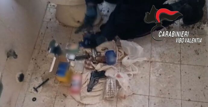 Armi e droga, i carabinieri di Mileto e Francica arrestano due persone trovate in possesso di pistole, proiettili e cocaina