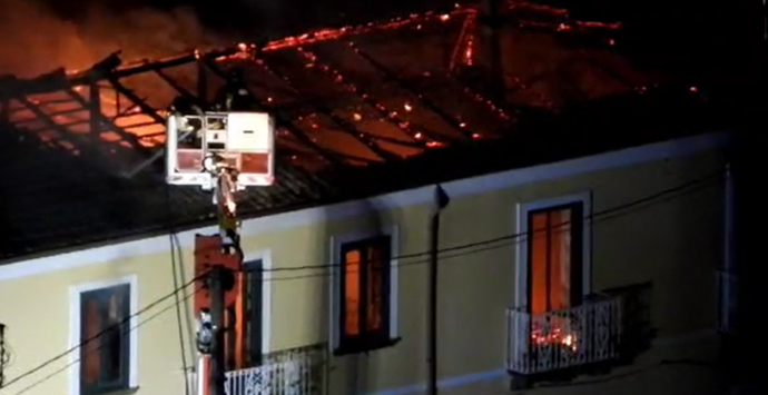 Si lancia tra le fiamme e salva un’anziana dall’incendio della sua casa, 38enne eroe a Nicotera Marina