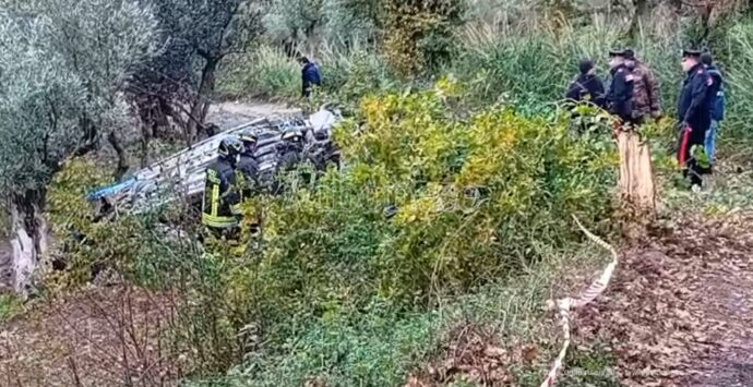 Incidente nel Catanzarese, la Procura indaga per omicidio stradale dopo la tragica fine di due ragazze di 17 e 18 anni -Video
