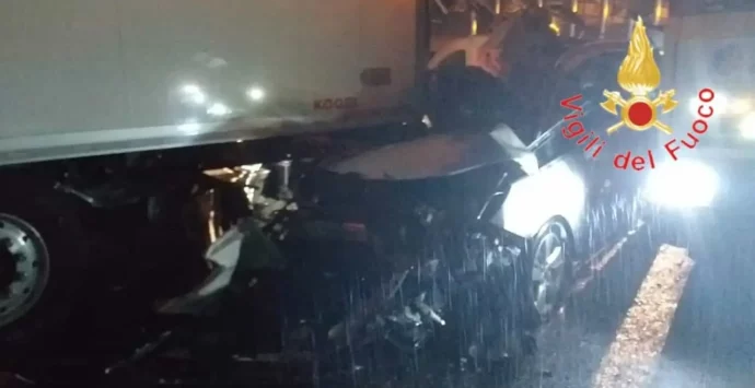 Incidente sull’A2, una famiglia spezzata: morte mamma e figlia di 10 anni, feriti il fratellino di 3 e il papà