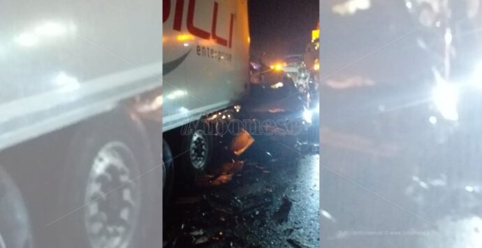 Incidente sull’A2, mamma e figlia muoiono schiacciate in un tamponamento a catena tra 11 mezzi