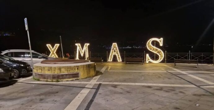 “Xmas” invece di “Buon Natale”, a Pizzo scoppia la polemica: «Ricorda la Decima». E il Comune fa rimuovere la luminaria
