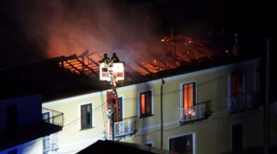 Incendio a Nicotera Marina, le fiamme divorano una casa: paura in pieno centro – VIDEO