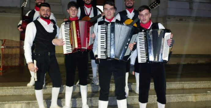 I canti e le musiche del Natale risuonano per le vie di Sant’Onofrio con la tradizione dei Novenari