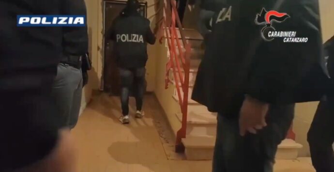 Arresti a Catanzaro per corruzione e concussione: coinvolti un consigliere comunale, agenti della Municipale e un dirigente Aterp