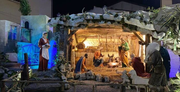 Fede e tradizioni, a Potenzoni torna il suggestivo maxi-presepe in piazza