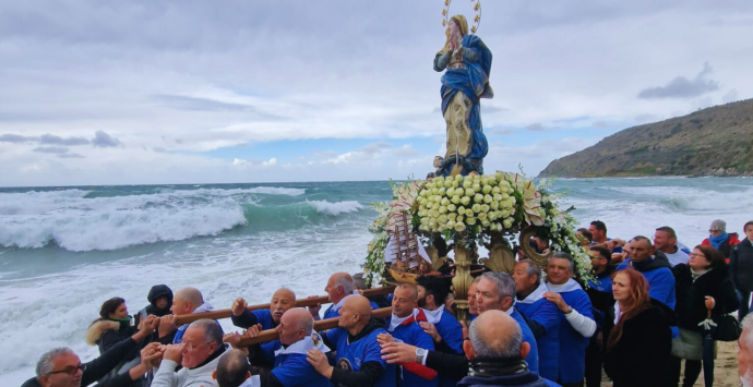 Nicotera Marina, il maltempo non ferma la tradizionale processione in mare dell’Immacolata