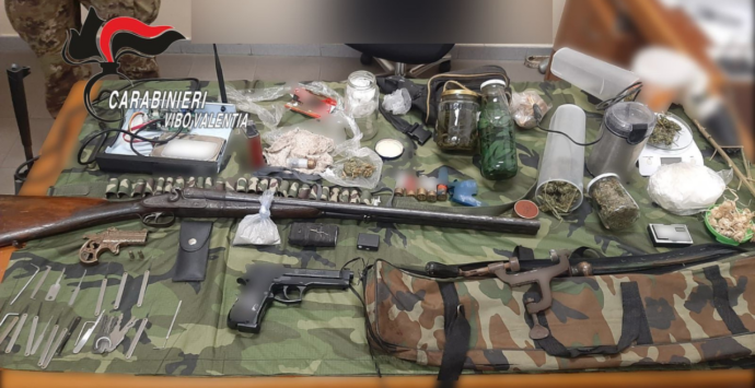San Costantino, durante il blitz aggredisce i carabinieri: trovate armi e droga, arrestato