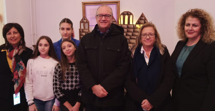 La scuola di Limbadi alla cerimonia di Natale del ministero dell’Istruzione: donato a Valditara il presepe realizzato dagli alunni