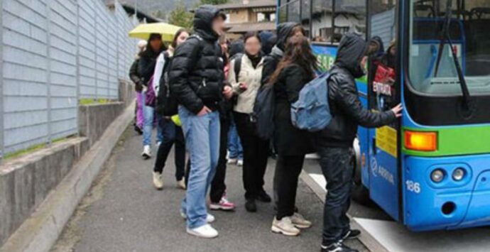 Senza bus per la scuola, le famiglie di 37 studenti di Piani di Aquaro ricevute dal prefetto Colosimo: «Abbiamo trovato ascolto»