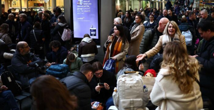 Tornare in Calabria a Natale è (quasi) impossibile: i treni sono pochi, lenti e cari