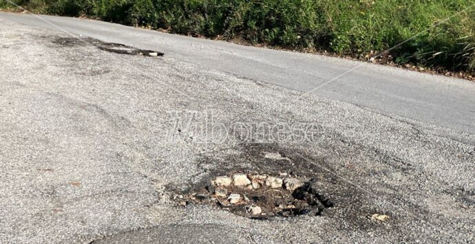 Tropea, la strada che conduce al porto turistico è costellata di buche: con l’estate lontana il degrado incalza