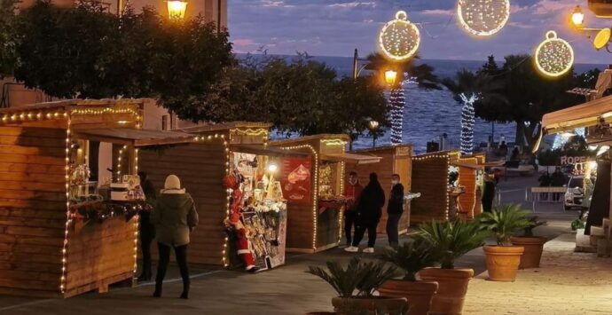 Ottanta euro a chiosco: la “concessione gratuita” dei mercatini di Natale a Tropea rinfocola la polemica con i commissari