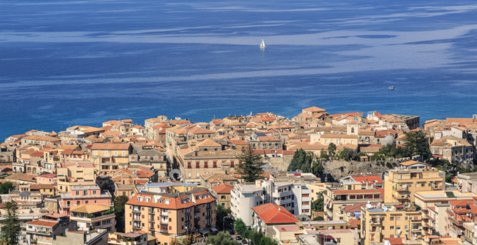 Tropea, presentato il Calendario 2025 di poesia e fotografie a cura della storica associazione culturale Onde mediterranee