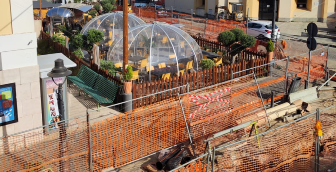Arrenditi, sei circondato! La disperazione di un ristoratore di Vibo Marina: «La mia attività prigioniera dei cantieri, rischio di chiudere» -VIDEO