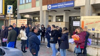 «Pretendiamo una risposta dallo Stato», prosegue a oltranza il sit-in davanti all’Asp di Vibo per salvare il Don Mottola di Drapia – VIDEO