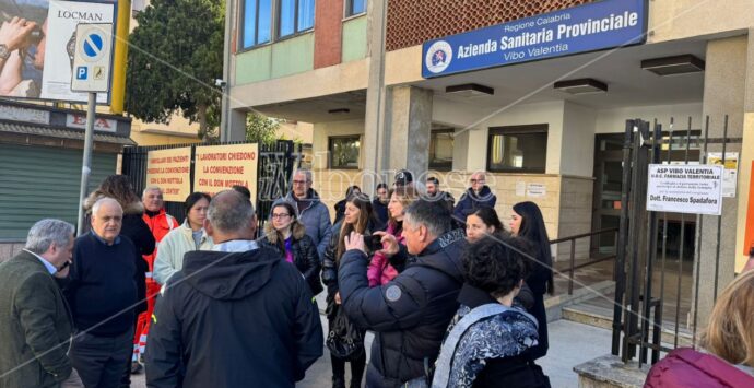 Don Mottola Medical Center, la protesta di dipendenti e familiari dei pazienti si trasferisce a Catanzaro: sit-in alla Regione