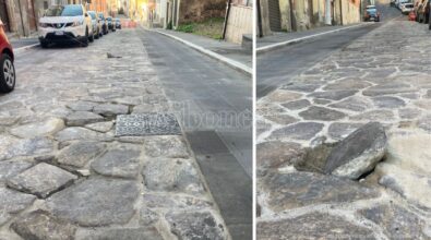 Tutto da rifare in via Scesa del Gesù, saltano le basole appena installate e il Comune di Vibo intima: «Nuova posa della pavimentazione» – VIDEO