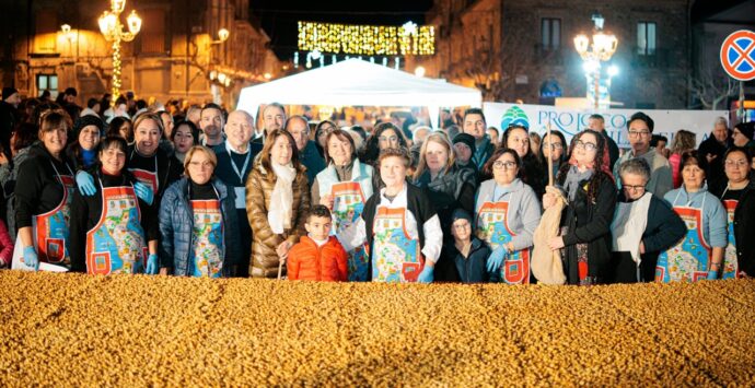 A Filadelfia la “pignolata più grande del mondo” per chiudere le feste e celebrare le tradizioni culinarie calabresi