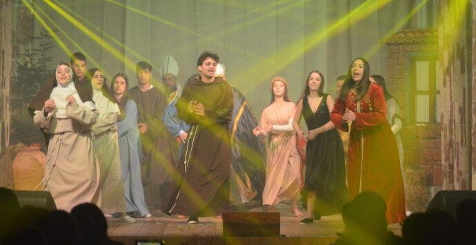 Vena di Jonadi, nell’auditorium parrocchiale Gesù Salvatore successo per il musical Chiara e Francesco