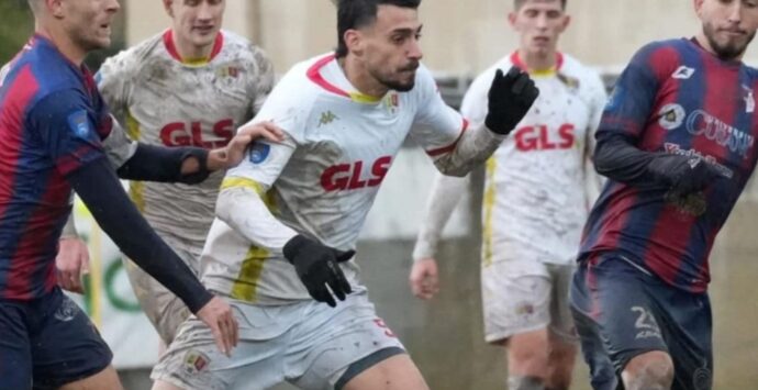 Serie D, la Vibonese cade (0-1) contro il Sambiase in un campo ridotto a un pantano dalla pioggia. Decide Ferraro come all’andata