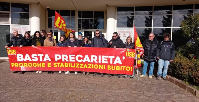 La protesta degli operatori sanitari vibonesi alla Cittadella: «Allo Jazzolino barelle ammassate, pazienti in attesa e noi a casa»