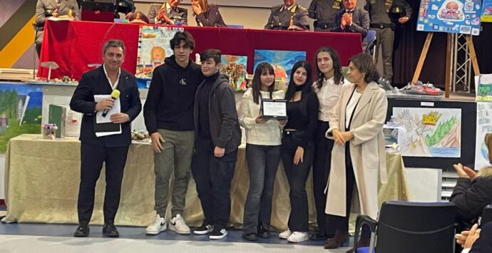 Il liceo Berto di Vibo vince il concorso “AmbientAzioni: a scuola di legalità con la Guardia di finanza”. Ecco gli studenti insigniti