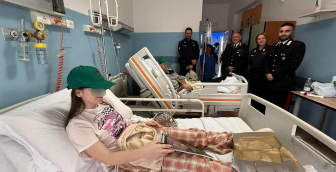 Educazione ambientale e solidarietà, all’ospedale di Vibo fa tappa la speciale Befana dei Carabinieri forestali