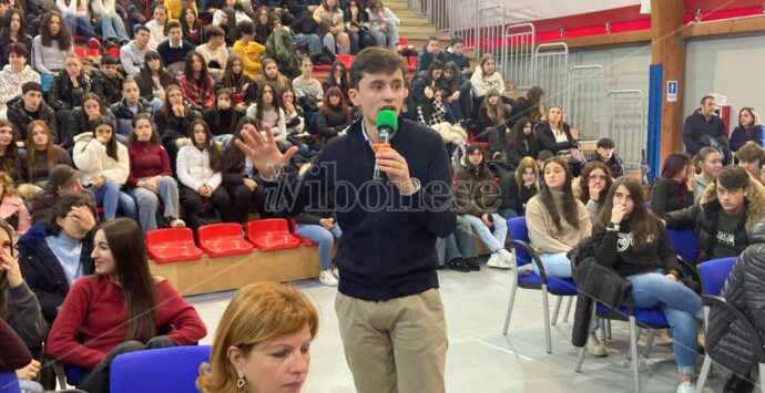 Alfiere della Repubblica a 18 anni, Bernard Dika al Festival delle arti di Vibo: «Dobbiamo essere il cambiamento che chiediamo» – VIDEO