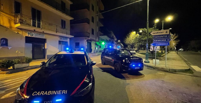 ‘Ndrangheta, blitz sulla costa ionica: gli affari del clan, la latitanza del boss e il coinvolgimento della politica – NOMI