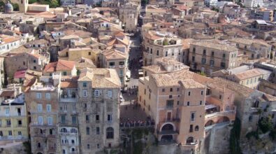 Tropea, commercianti e ristoratori contro i nuovi orari della Ztl: «Eliminata la finestra pomeridiana, come scarichiamo?»