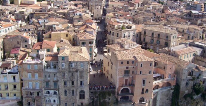 Tropea, commercianti e ristoratori contro i nuovi orari della Ztl: «Eliminata la finestra pomeridiana, come scarichiamo?»