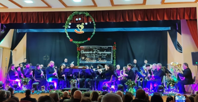 A Filadelfia grande successo per il concerto di Capodanno. E nel clima di festa il sindaco annuncia: «Il Comune non sarà sciolto»