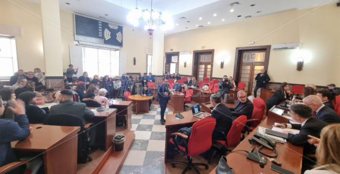 L’acqua di Vibo non è potabile ma il Consiglio comunale non lo “certifica”. E l’Asp snobba la seduta aperta ai cittadini – VIDEO