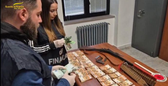 Tropea, sequestro di armi e contanti per 126mila euro: arrestato un uomo dopo la perquisizione domiciliare – VIDEO
