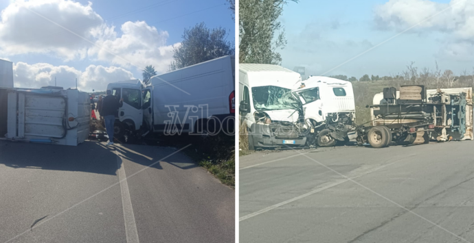 Incidente stradale a Filandari, scontro frontale tra un furgone e un mezzo della nettezza urbana: l’autista del camion incastrato nell’abitacolo