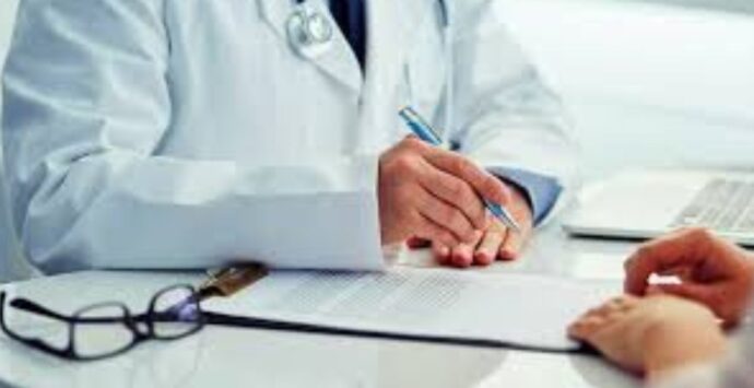 «Sarò io il nuovo medico di base», un dottore a caccia di “assistiti” a Francica ma il sindaco  smentisce: «Ancora nessuna designazione»