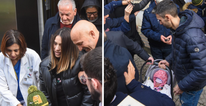 Sofia è a casa, la neonata vittima di un rapimento lampo ha lasciato la clinica di Cosenza con i genitori: «Poliziotti angeli, grazie»