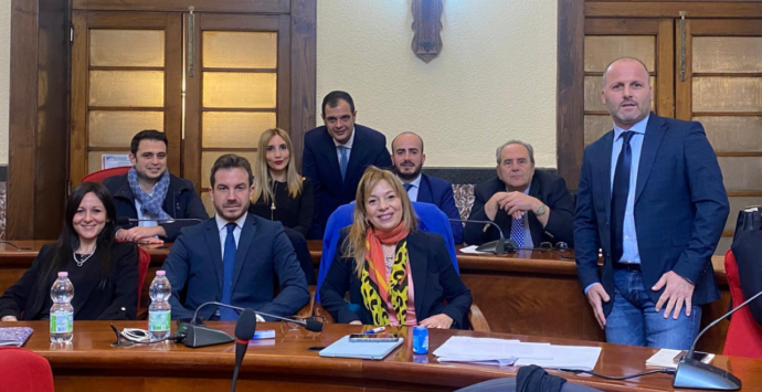 Vibo, l’opposizione chiede la riattivazione delle strisce blu: «Strade colabrodo, servono soldi». Ma la maggioranza rimanda al prossimo Consiglio