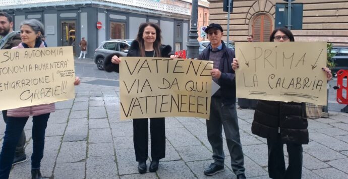 Calderoli a Vibo per l’Autonomia differenziata fugge dalle domande, Città Attiva: «La Calabria che alza la testa fa paura»