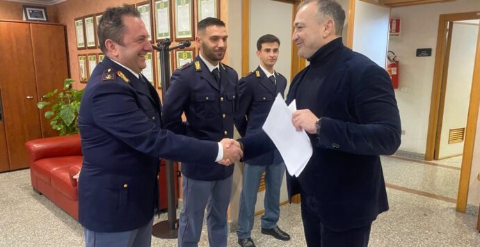 Tropea, fermano un ladro e restituiscono la refurtiva al proprietario: tre poliziotti premiati dal questore