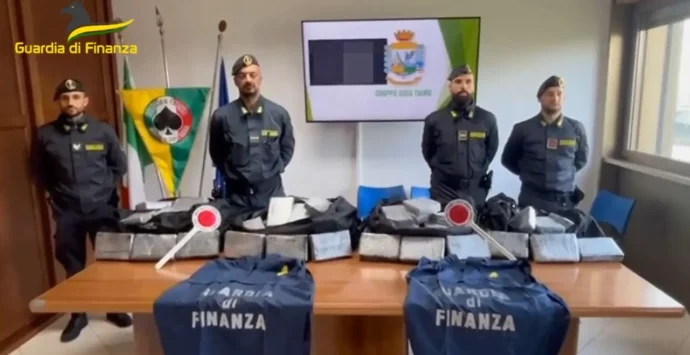 Nuovo sequestro di cocaina nel porto di Gioia Tauro: 110 chili di droga nascosti in un container