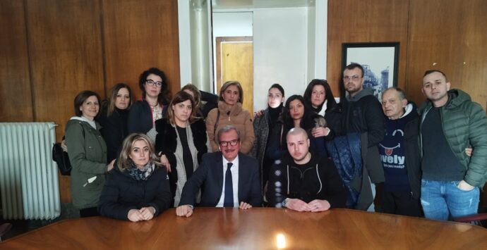 Vibo, il sindaco incontra gli oss e infermieri “licenziati”: «La nostra sanità ha bisogno di serietà, la politica agisca senza divisioni»