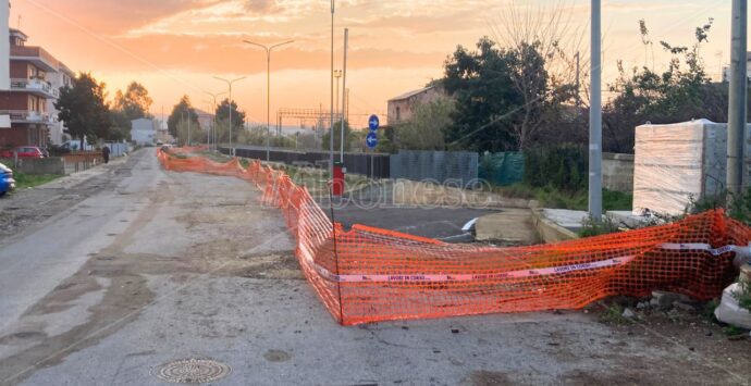Dopo 13 anni il sottopasso di Vibo Marina è finito ma ancora chiuso: «Mancano delle carte». E la strada per raggiungerlo è disastrata – VIDEO