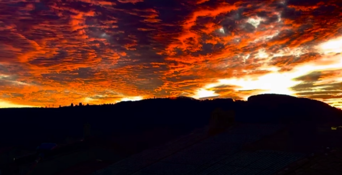 “La Madonna sta nfurnando lu pani”: spettacolare tramonto sulle Serre vibonesi – VIDEO