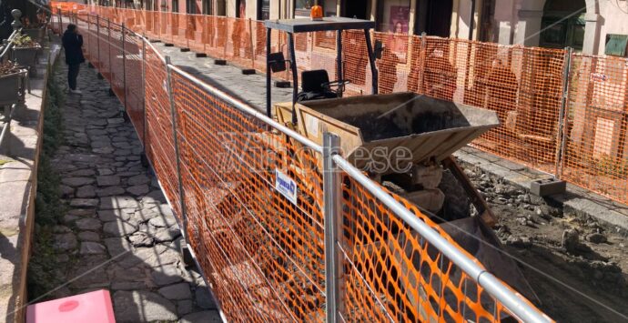 Vibo, scempio in via Luigi Razza: basole rimosse con la ruspa e senza essere numerate. L’assessore: «Rimedieremo con le foto»