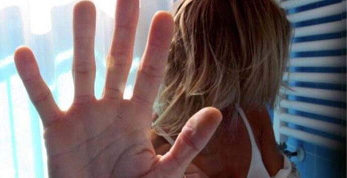 Vibo, 42enne condannato a 7 anni e 8 mesi per violenza sessuale sulla compagna e maltrattamento dei figli minori: «Sentenza storica»