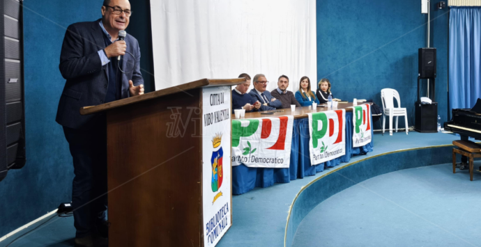 «La destra chiede voti ai calabresi e poi li pugnala alle spalle», Zingaretti a Vibo rilancia l’azione del Pd