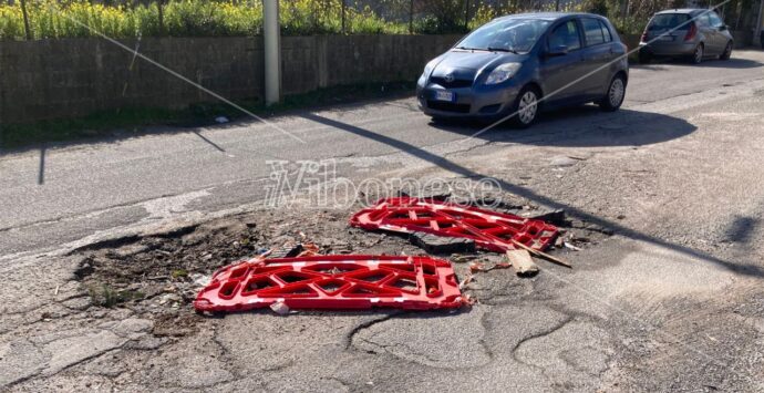 Benvenuti nella “città groviera”, a Vibo le buche stradali crescono di numero e in profondità giorno dopo giorno: il nostro tour – VIDEO