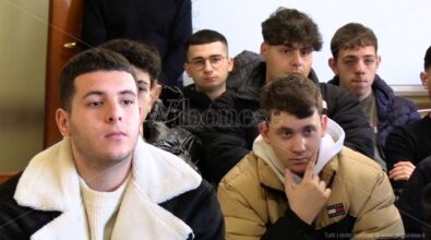 Gli studenti di Vibo al fianco dei non vedenti danno voce alle favole di Strati: «Grati alla scuola per questa opportunità» – VIDEO